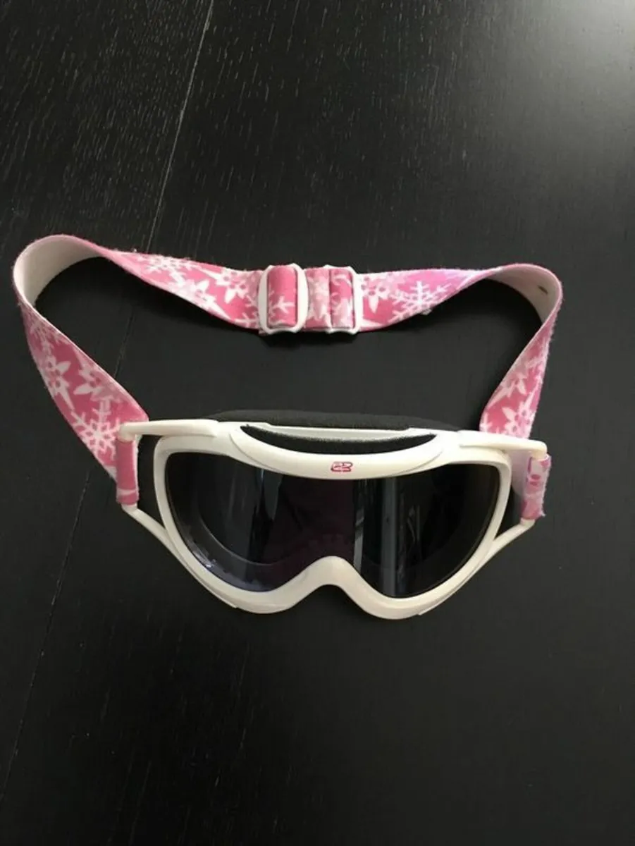 Ski helmet with ski goggles - Image 1