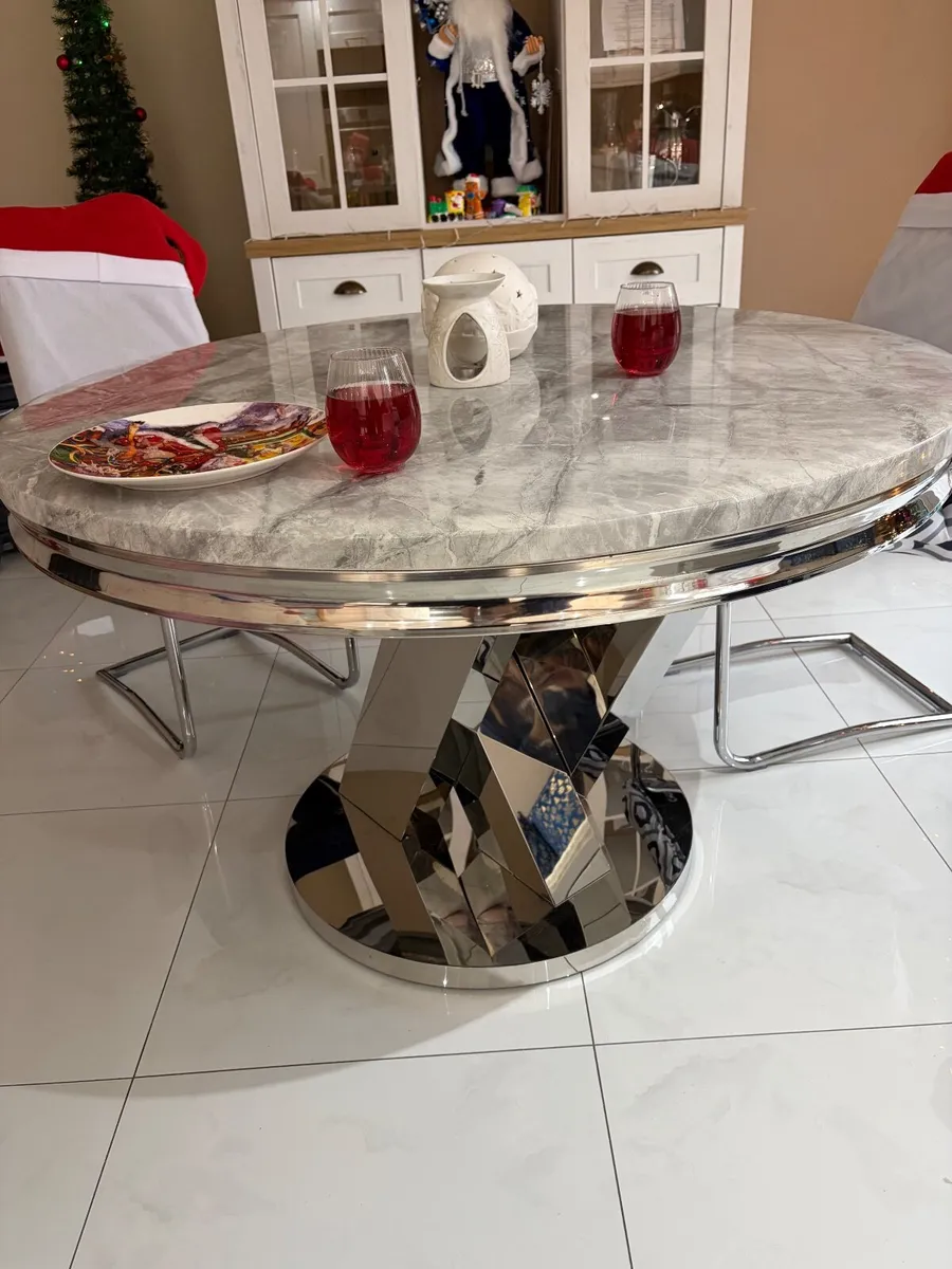 Round dining table **must collect** - Image 1