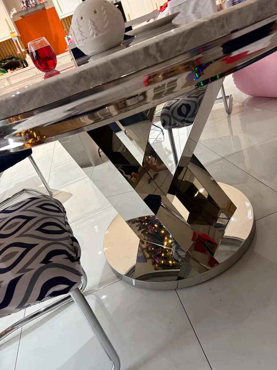Round dining table **must collect** - Image 2