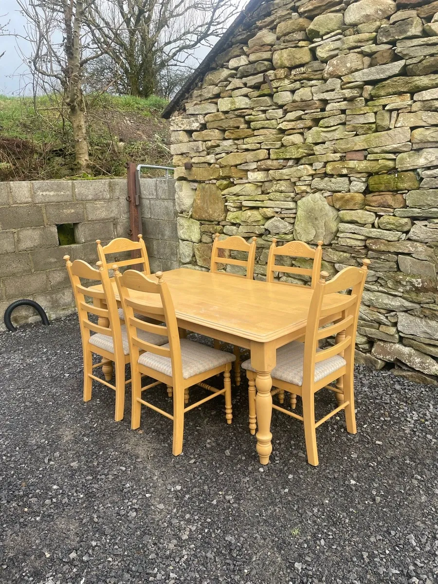 Table and 6 chairs - Image 1