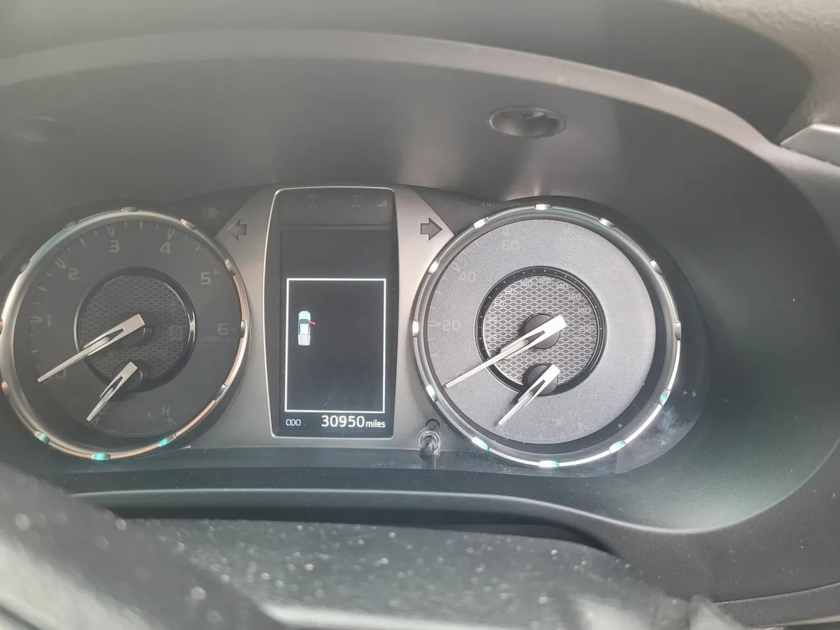 Toyota Hilux 2024 2.4 D4D Auto Invincible 148 BHP - Image 2