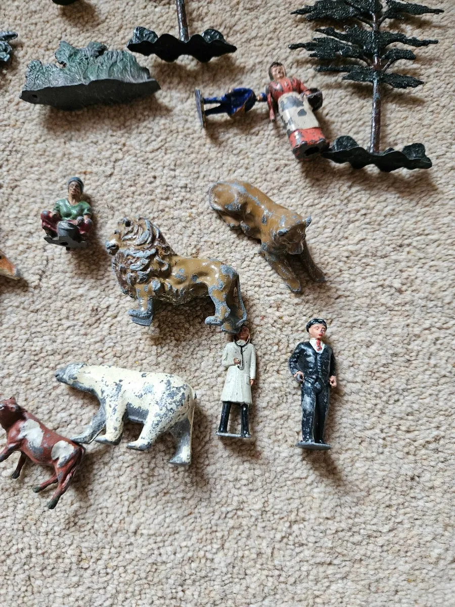 Vintage Britain's Crescent Hollow Cast Figures - Image 4