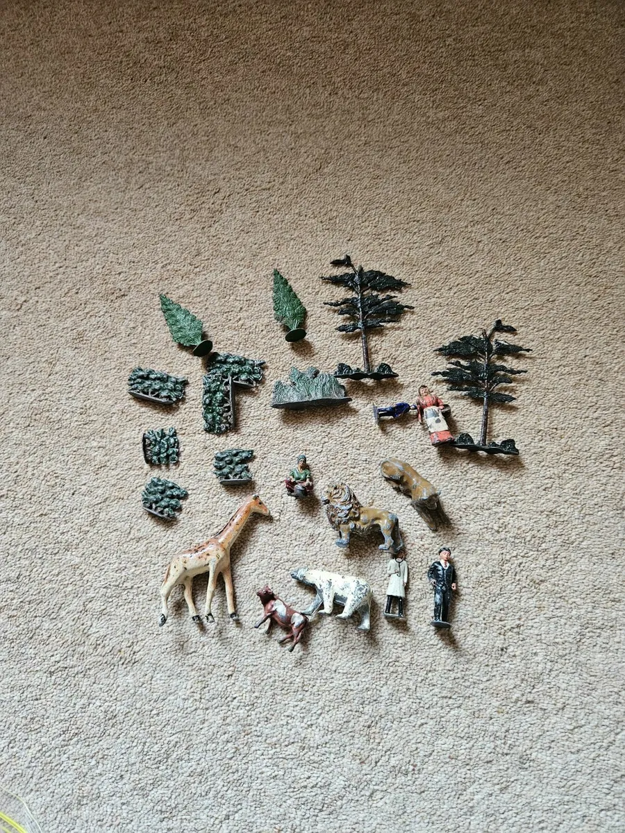 Vintage Britain's Crescent Hollow Cast Figures - Image 1