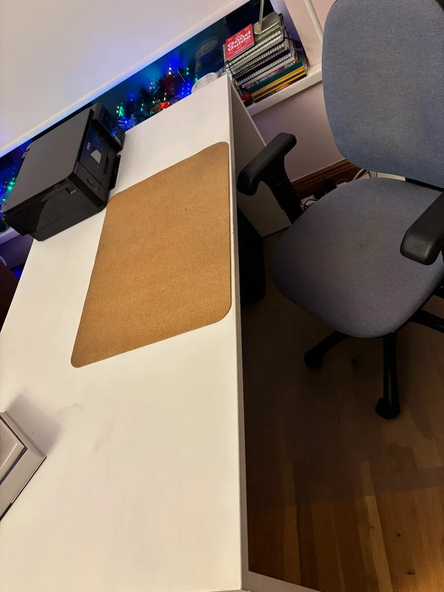 Office desk and chair - Image 3