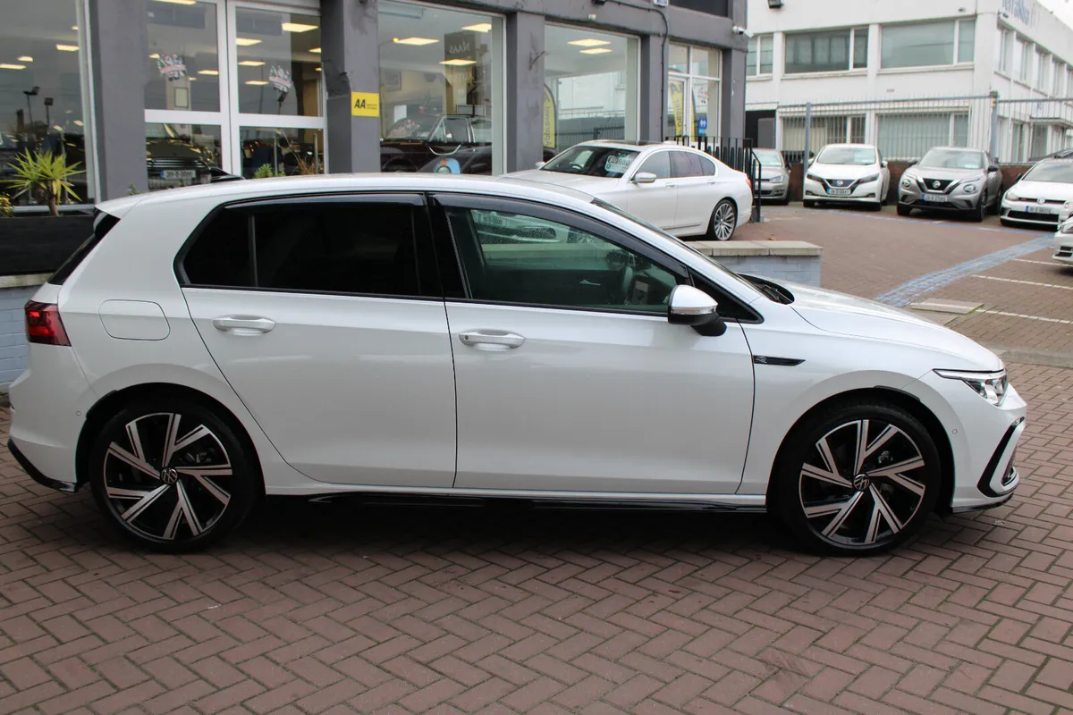 2.0TDI R-LINE 150BHP 5DR HATCHBACK AUTO // AS NEW - Image 3