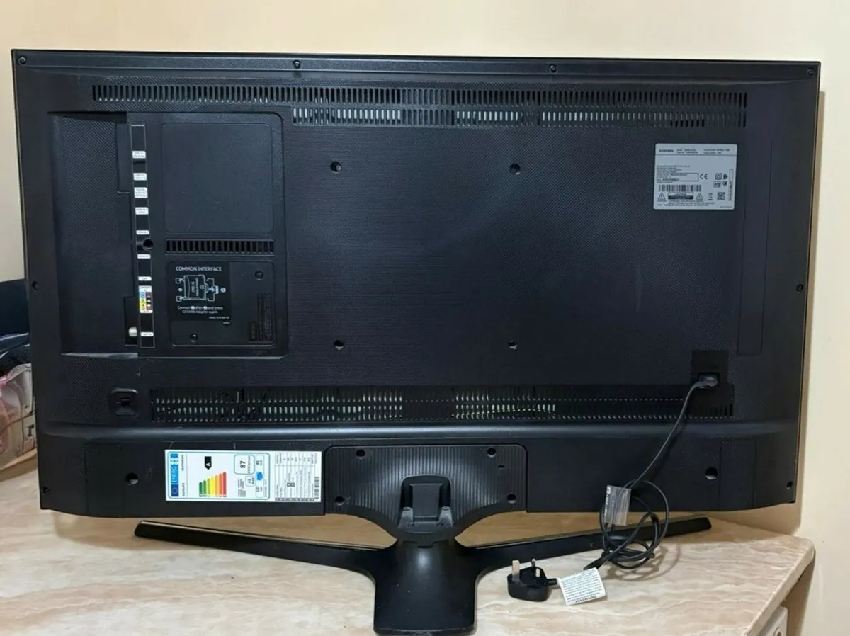 40 " smart tv no remote - Image 2