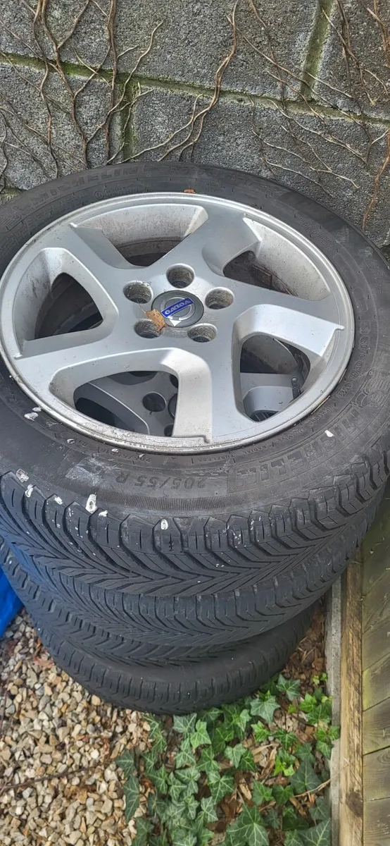 Volvo 16 inch wheels (w/winter tyres) - Image 2