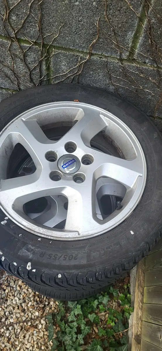 Volvo 16 inch wheels (w/winter tyres) - Image 3