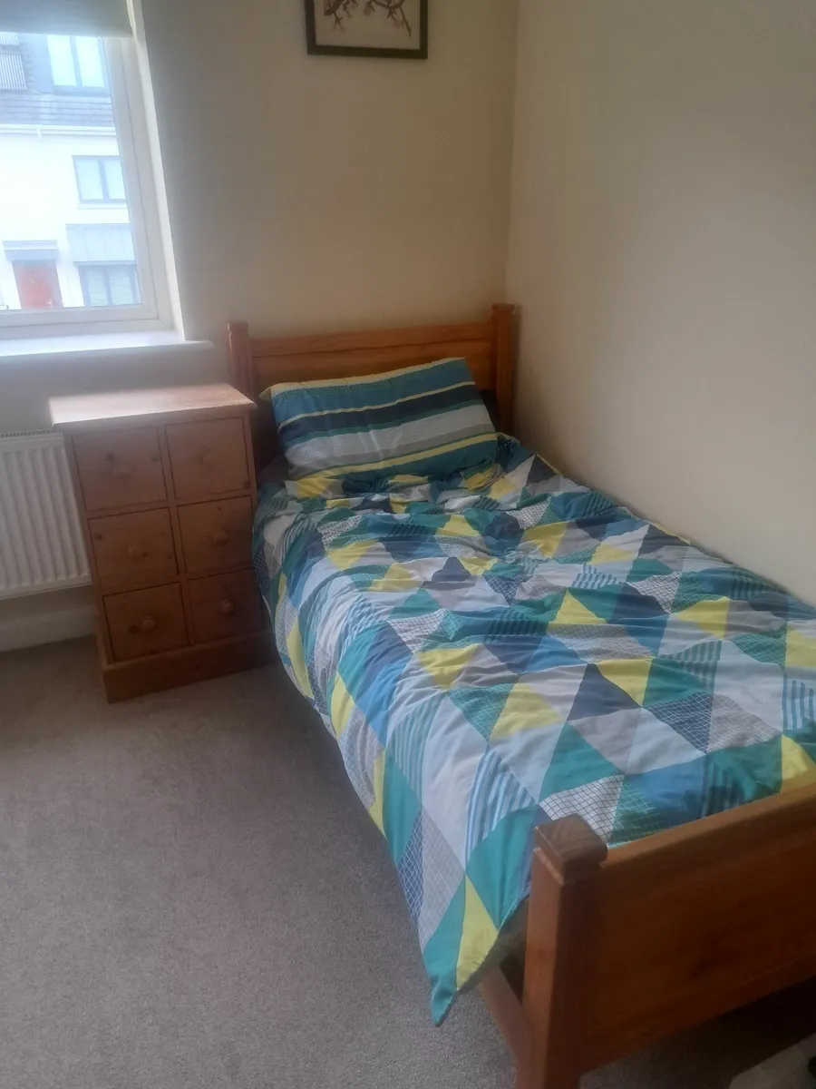 Single wooden bed - Image 1