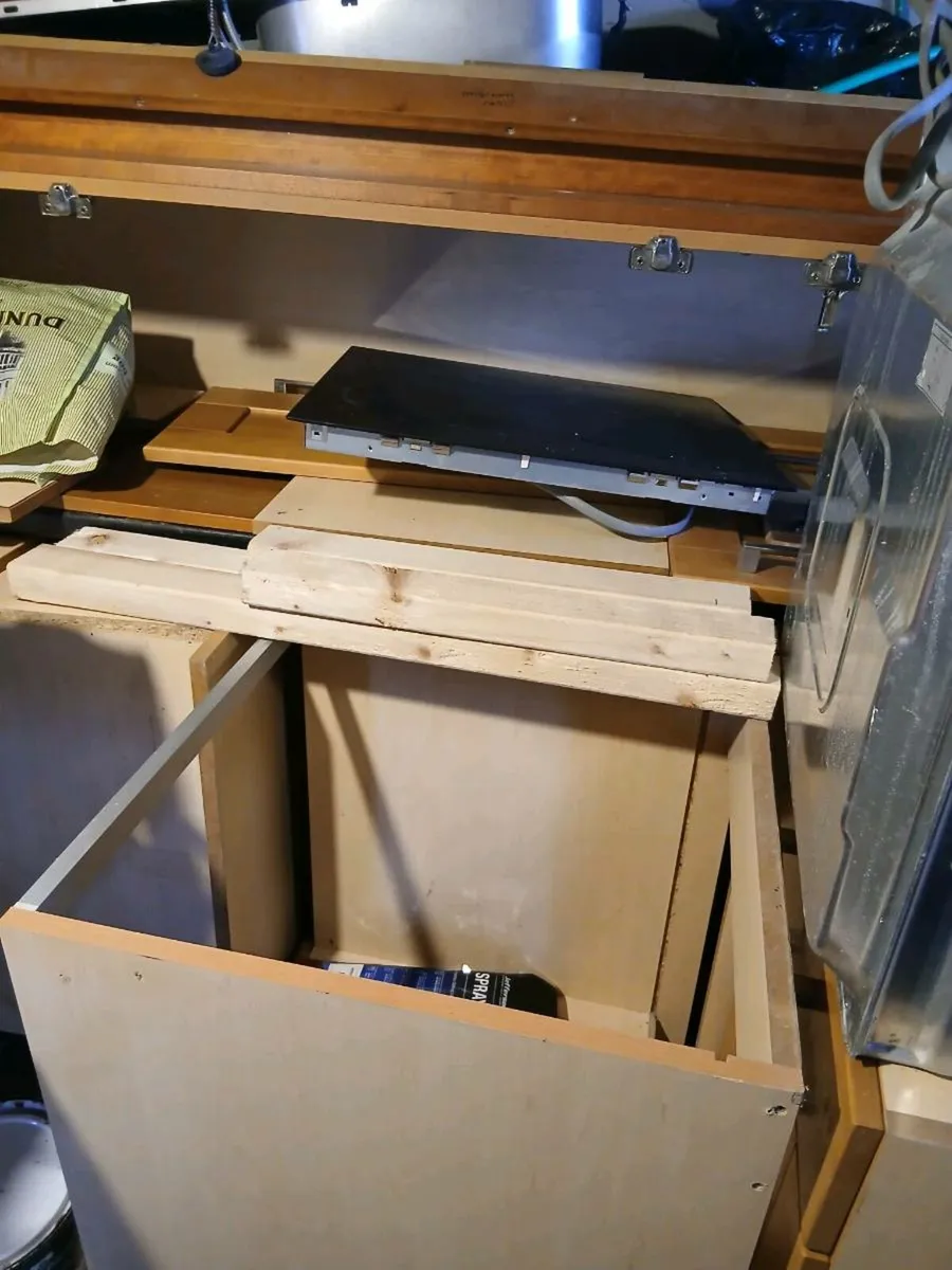 Kitchen units and electrical appliances - Image 1