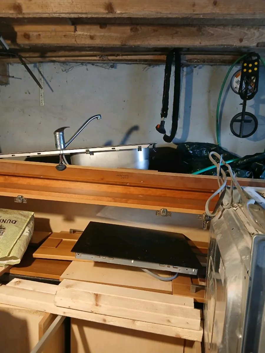 Kitchen units and electrical appliances - Image 2