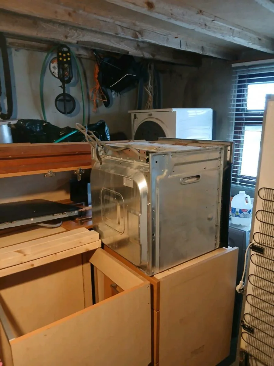 Kitchen units and electrical appliances - Image 4