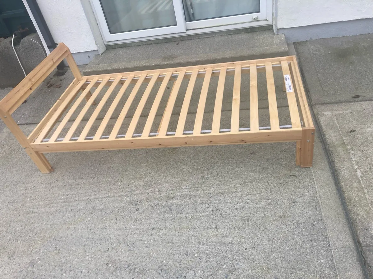 Wooden single bed - Image 1