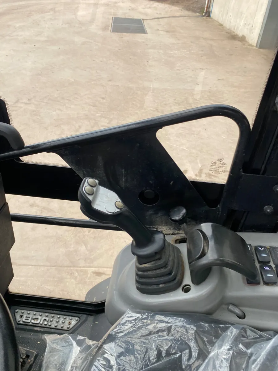 2023 JCB 403 PLUS - Image 3