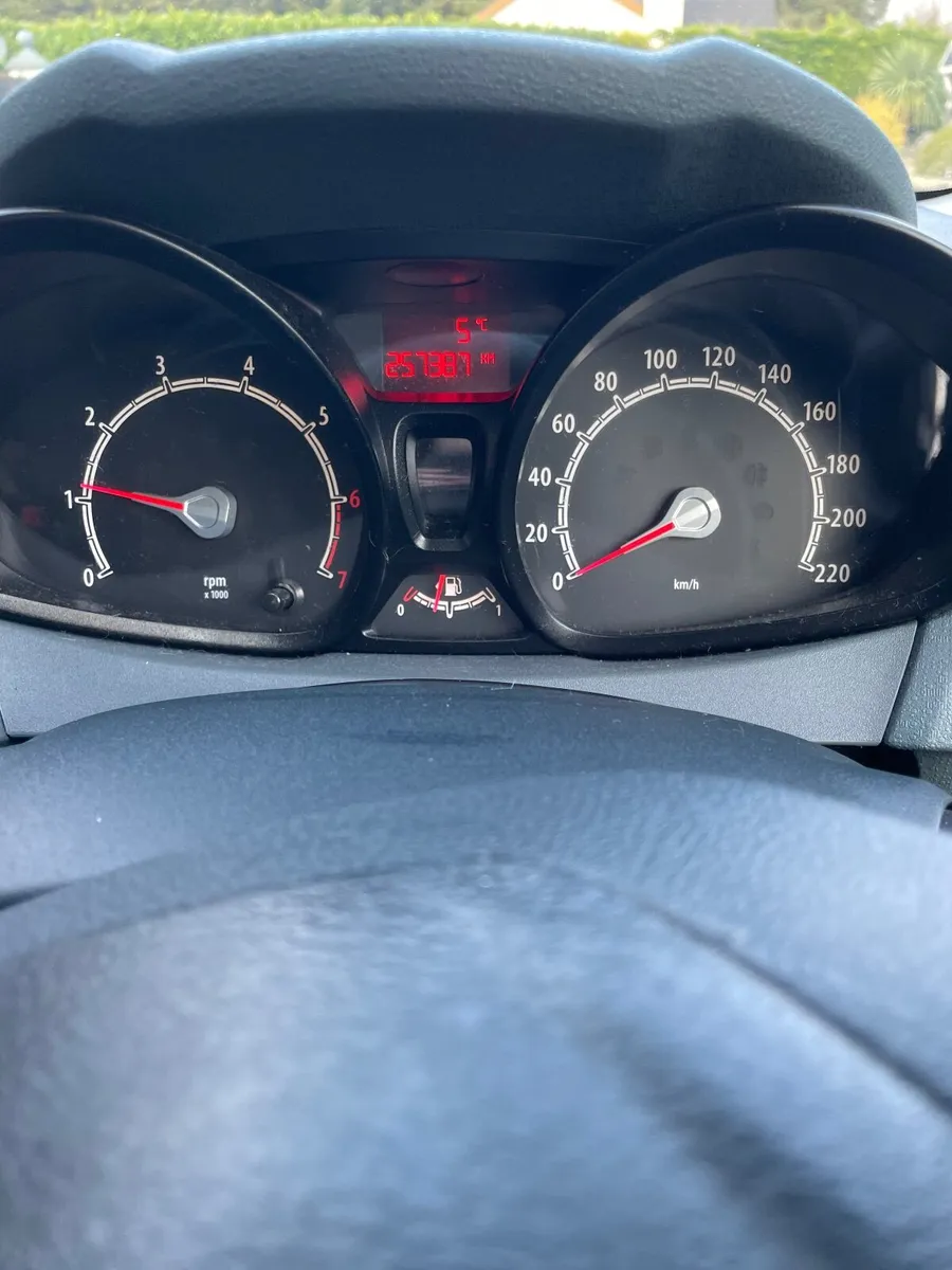 Ford Fiesta 2011 - Image 2