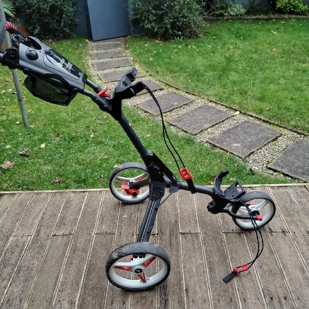 Powakaddy Cube 3 golf trolley - Image 1