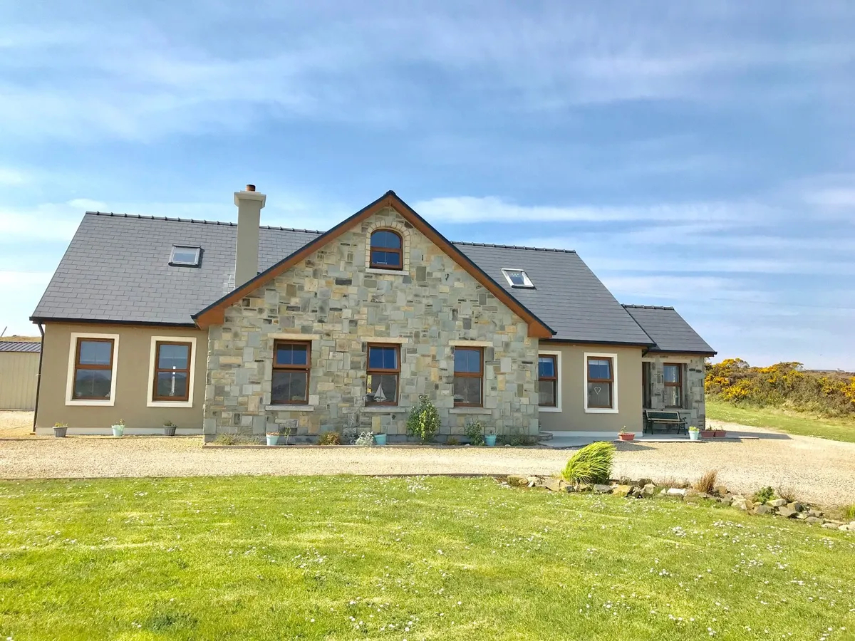 Five bedroom holiday home - Image 2