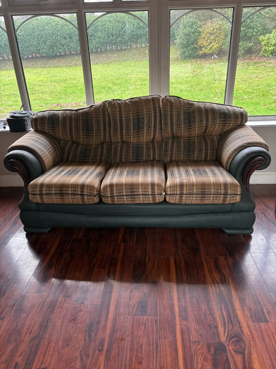 Suite of furniture - Image 1