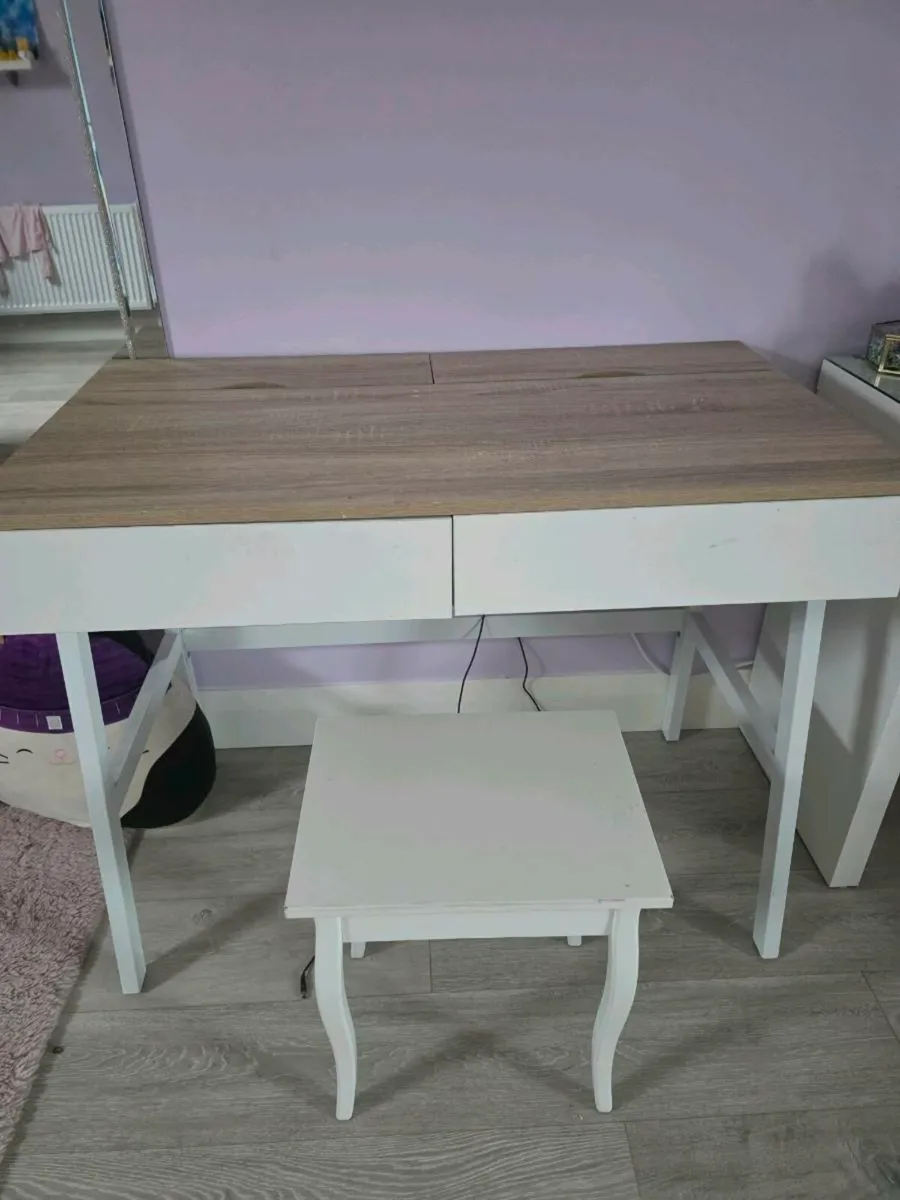 Arts and craft table - Image 1