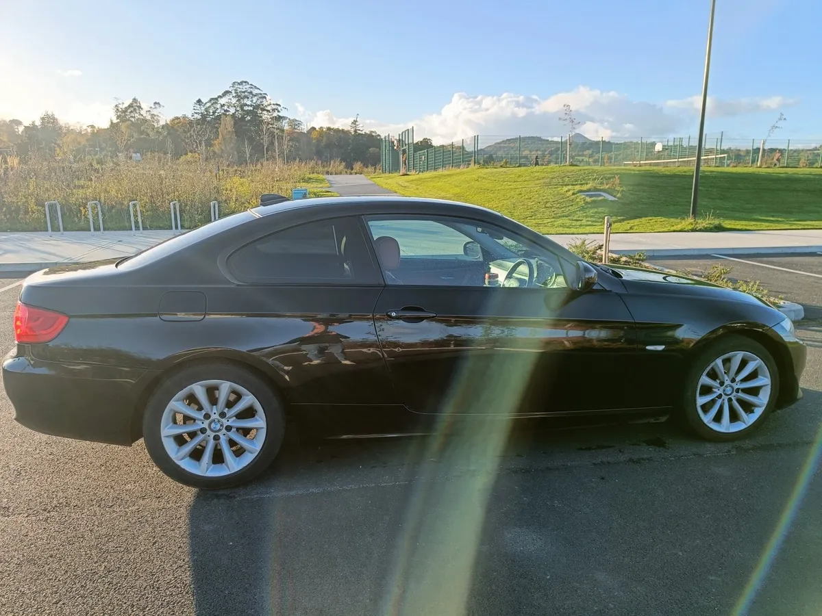 BMW 3-Series 2010 - Image 2