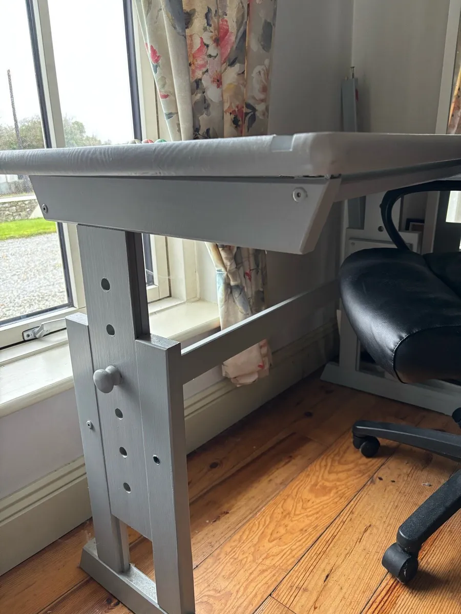 Desk and chair - Image 3