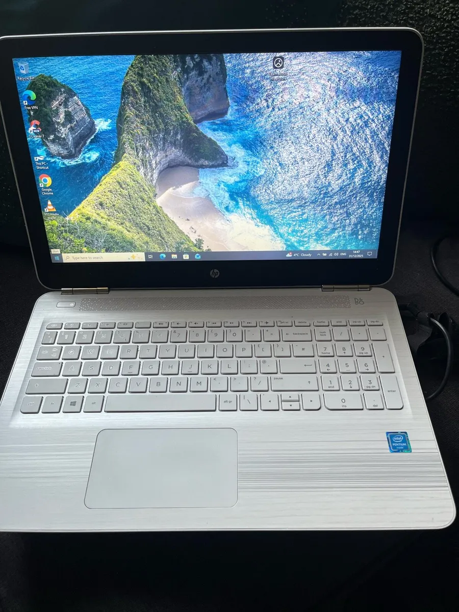 Hp white pavilion laptop - Image 1