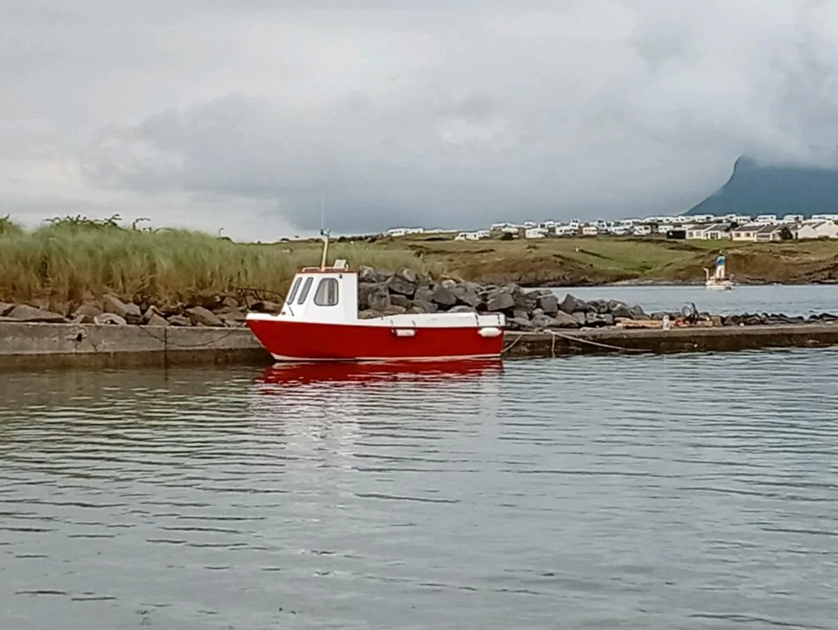 21ft inboard diesel boat with trailer - Image 1