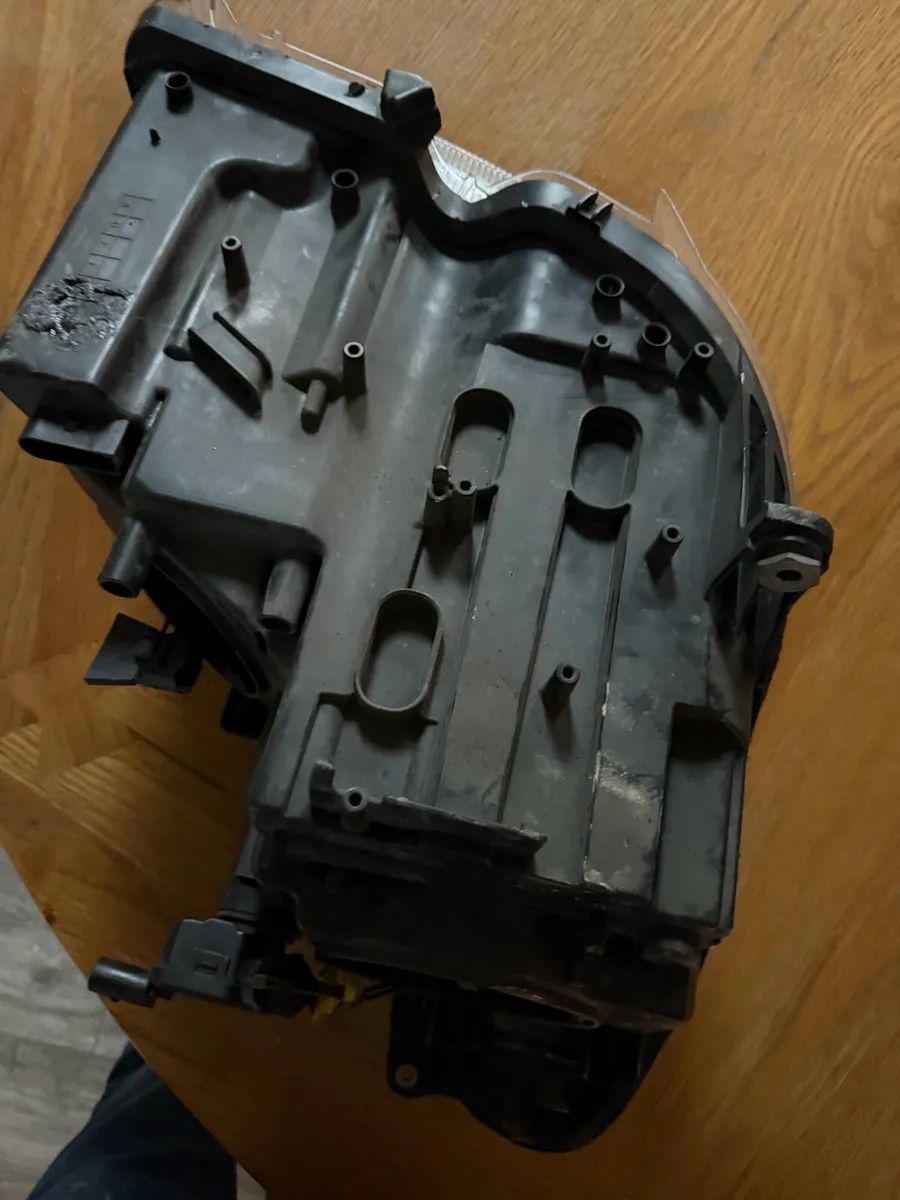 CLS w219 passenger side headlight - Image 2