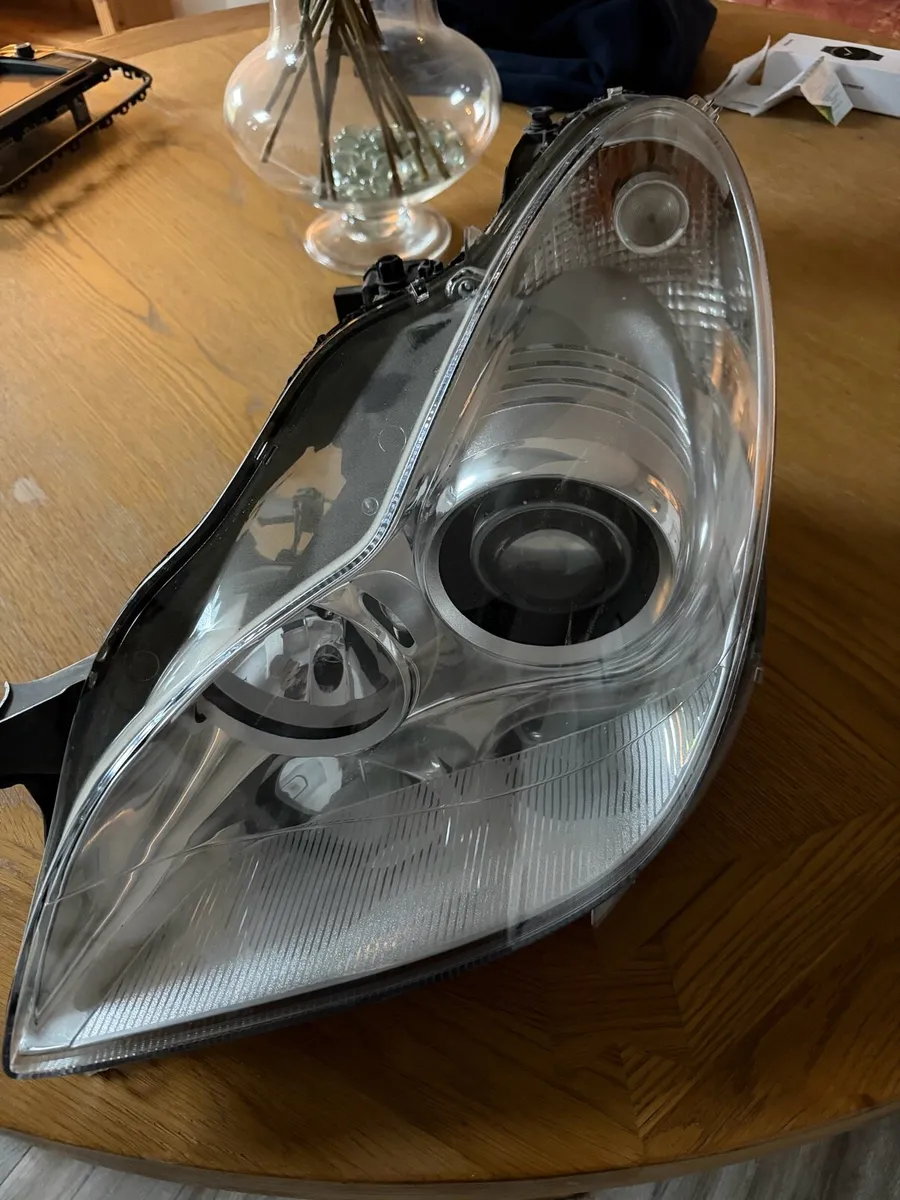 CLS w219 passenger side headlight - Image 1
