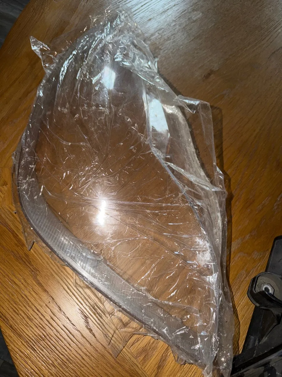 CLS w219 passenger side headlight - Image 4