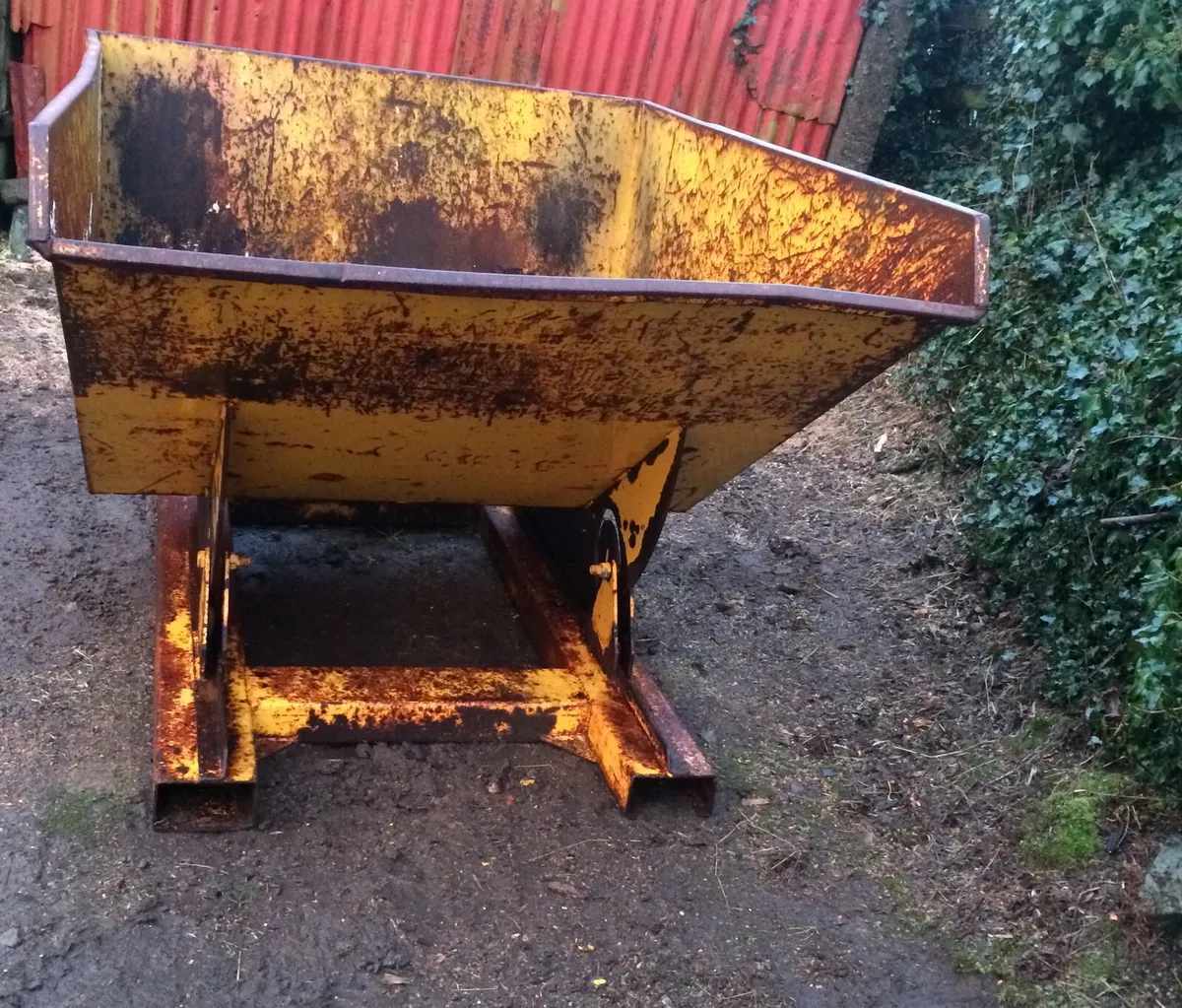 Forklift Tipping Skip Bucket - Image 2