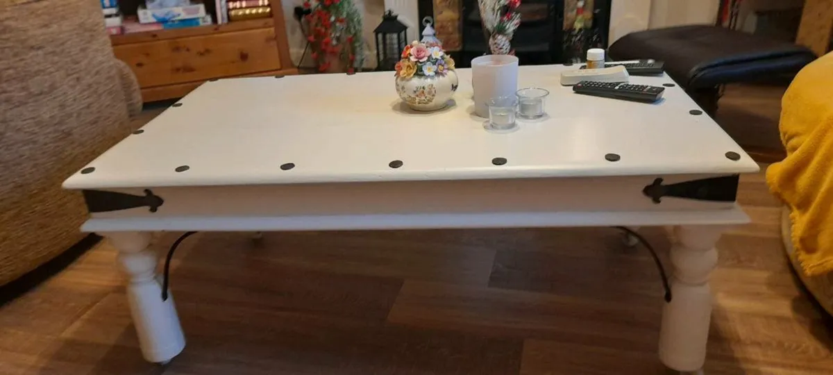 Coffee Table. - Image 1