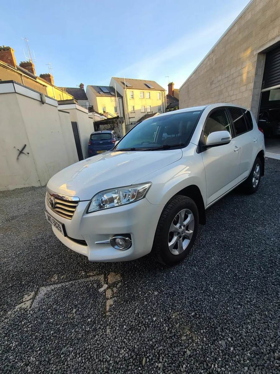 Toyota RAV4 2011 - Image 2