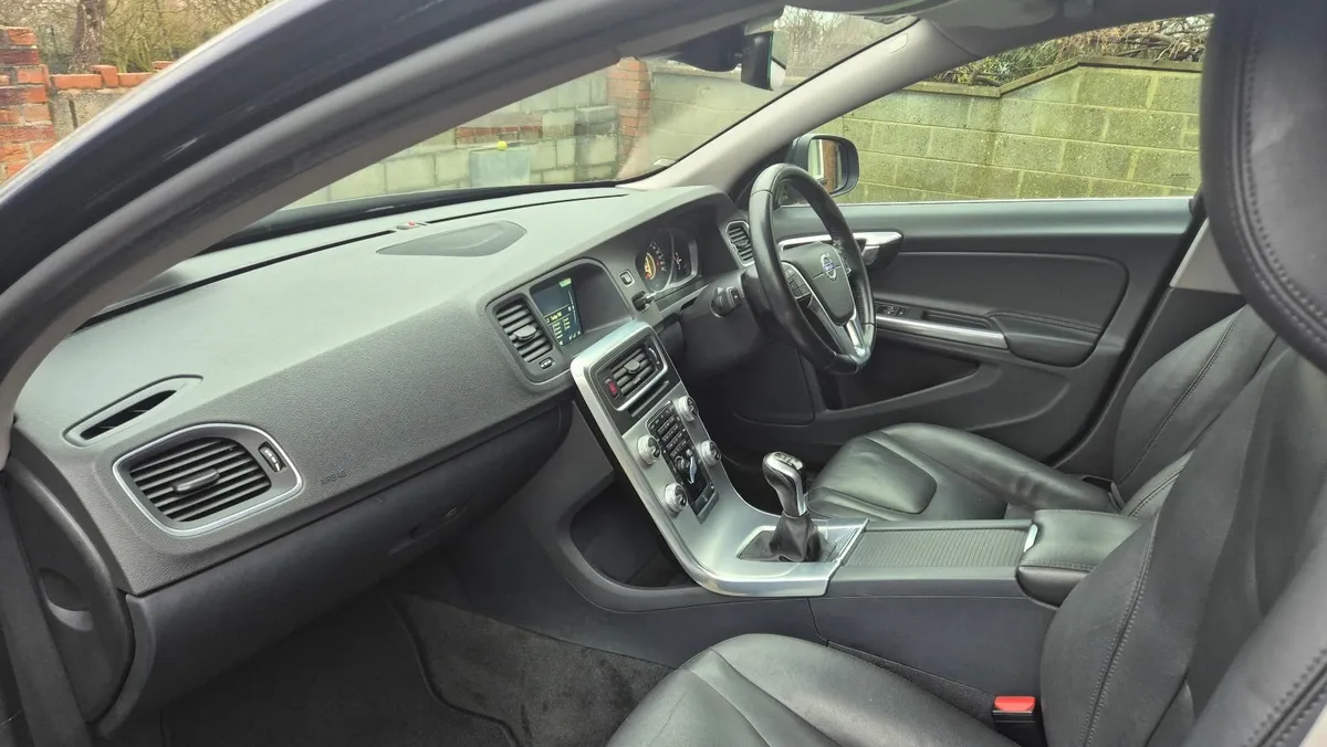 Volvo S60 2016 Excellent Condition - Image 4