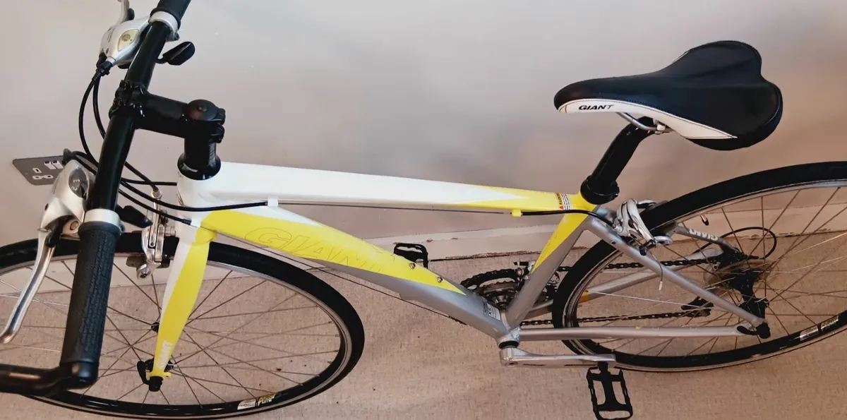 Ladies giant dash bike in great condition - Image 2
