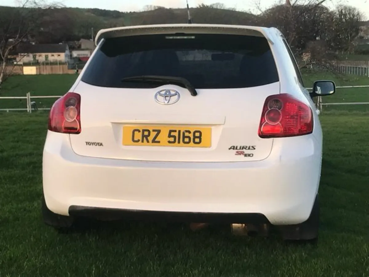 Toyota Auris 2009 - Image 2