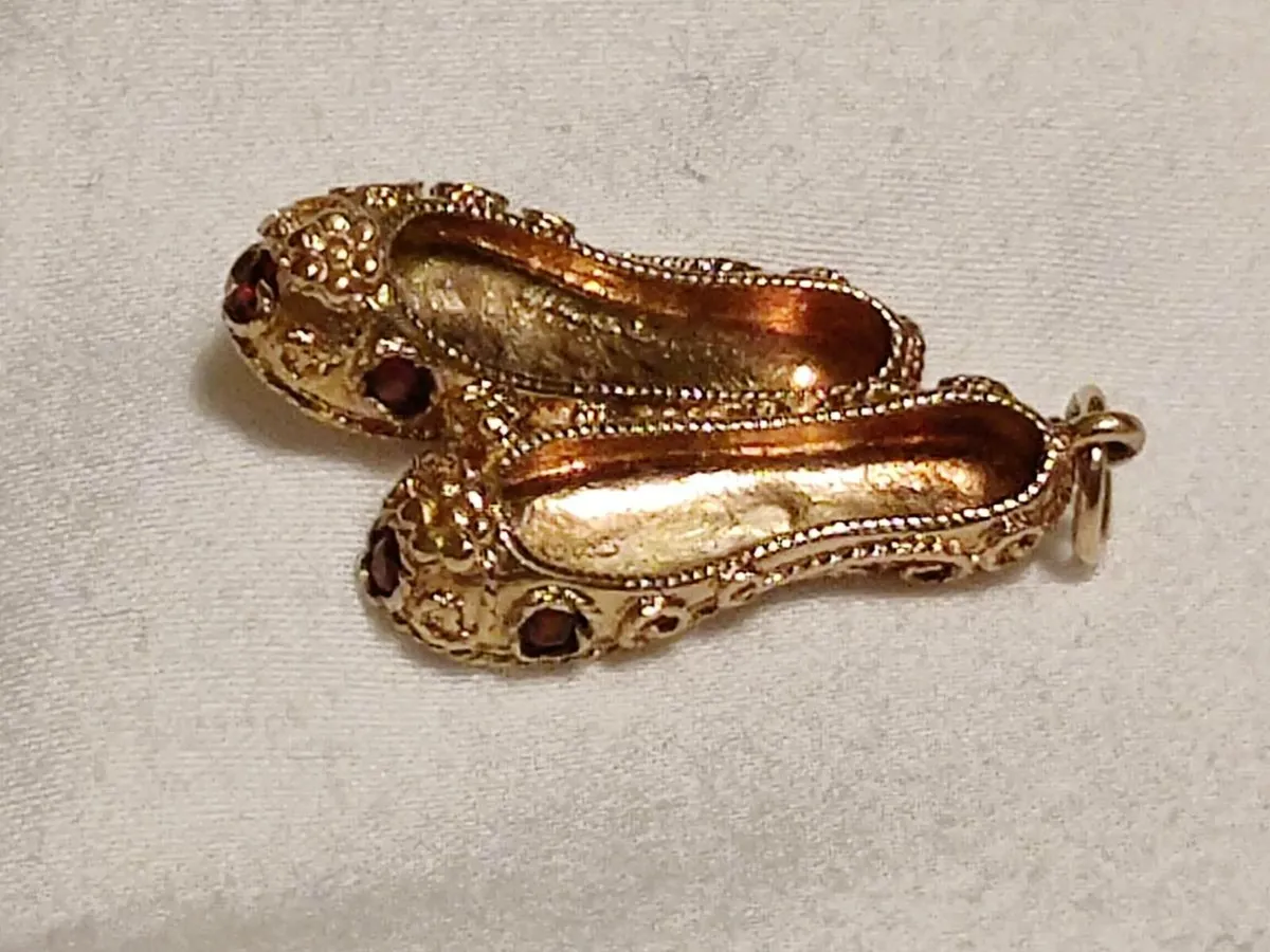 BALLET GARNET SLIPPERS, 9CT Gold 3.47g Pendant ! - Image 1