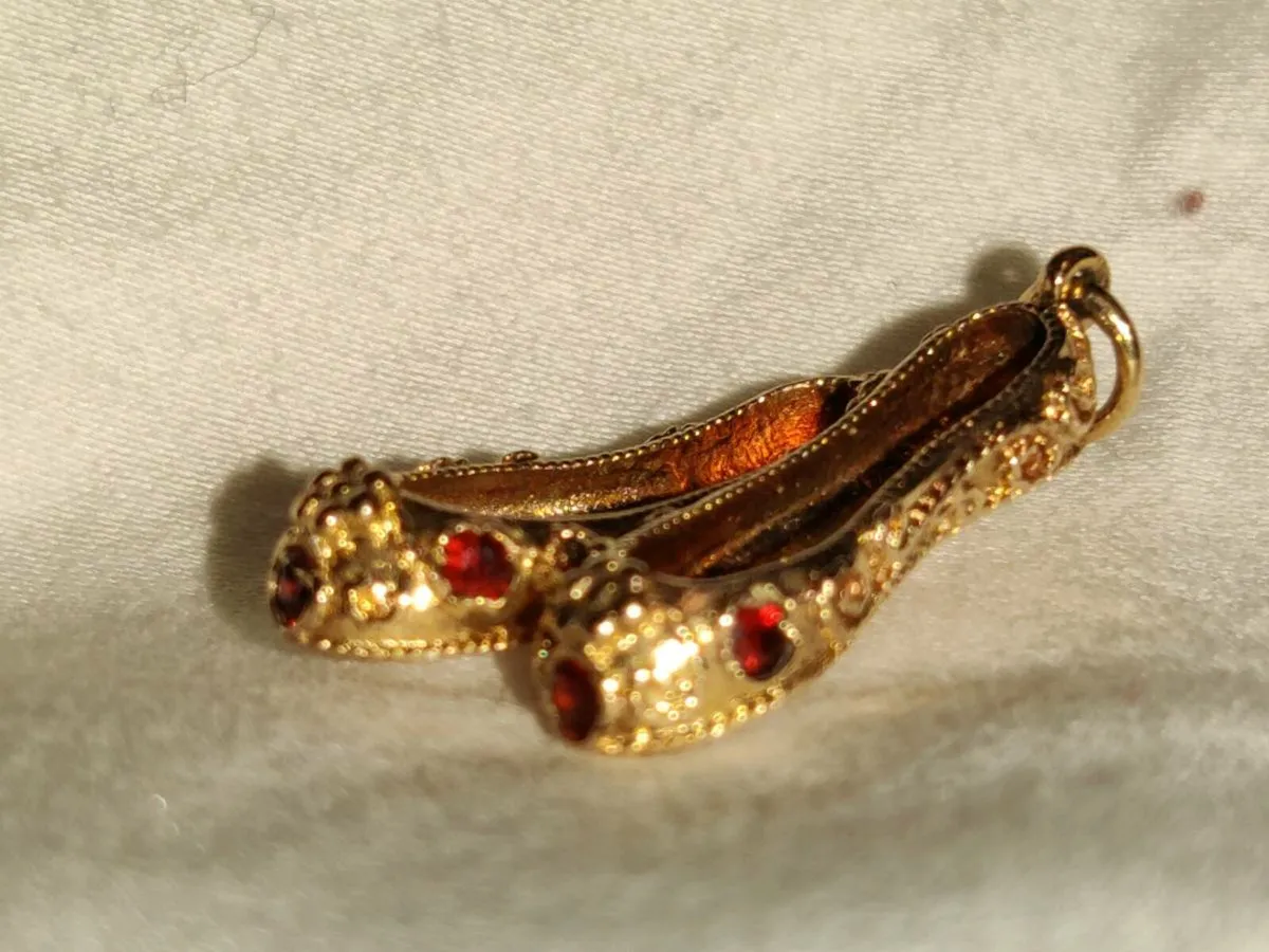 BALLET GARNET SLIPPERS, 9CT Gold 3.47g Pendant ! - Image 4