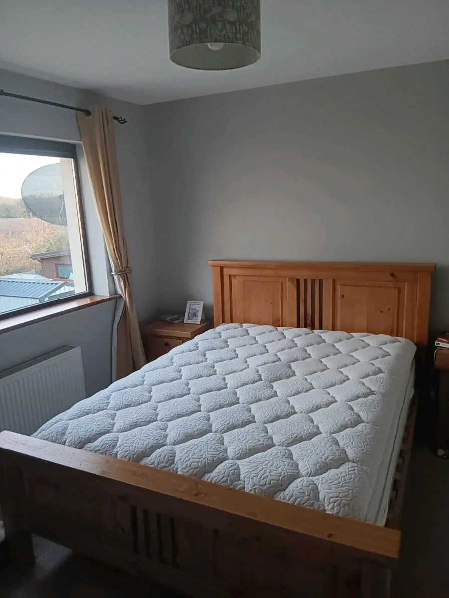 Kind size wood bed - Image 2