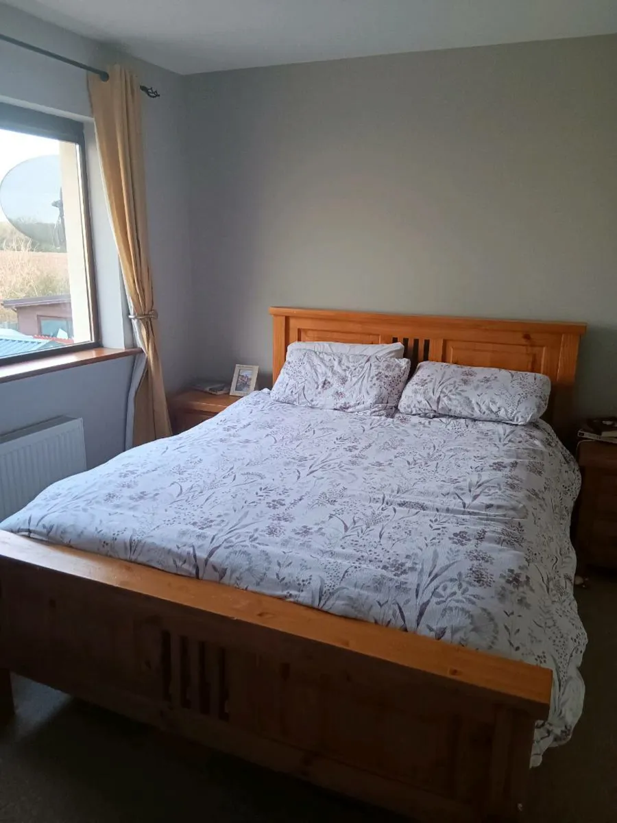 Kind size wood bed - Image 1