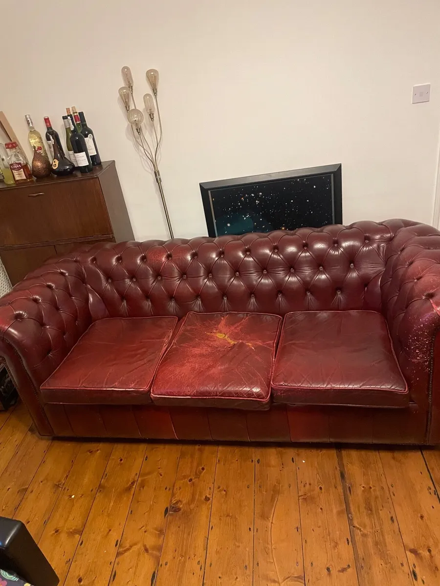 3 seater wine leather chesterfield sofa - Image 2