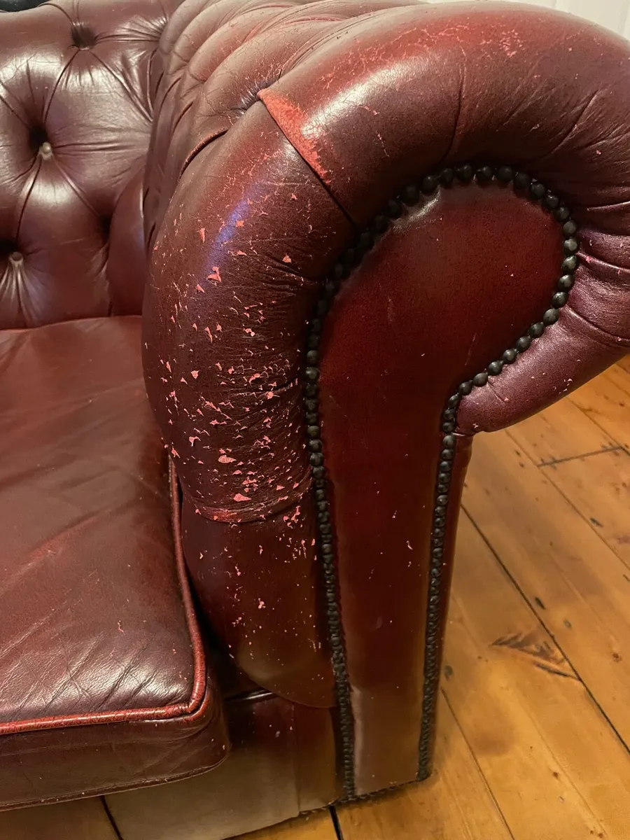 3 seater wine leather chesterfield sofa - Image 3