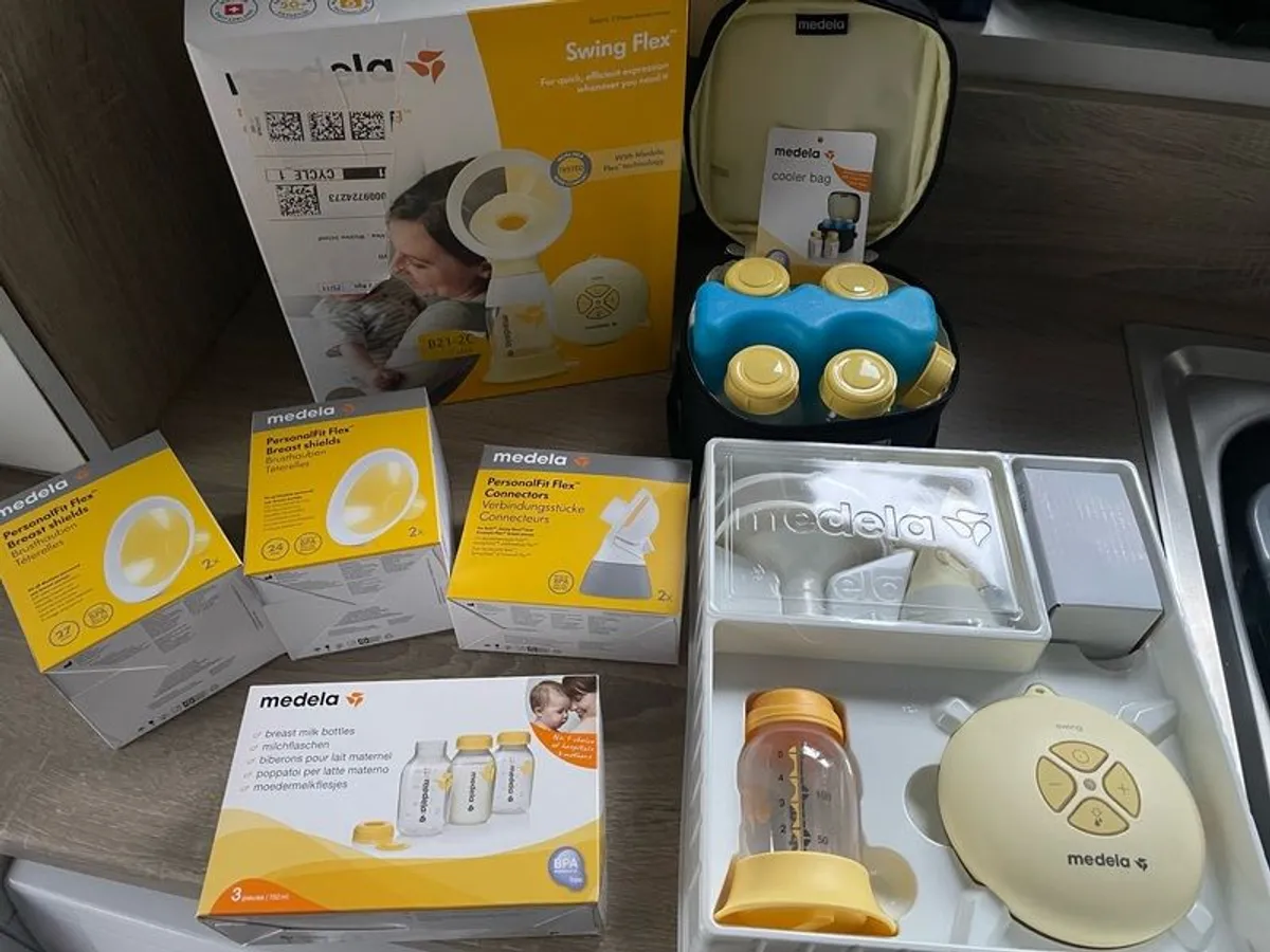 Medela breast pump and accessories bundle. - Image 1