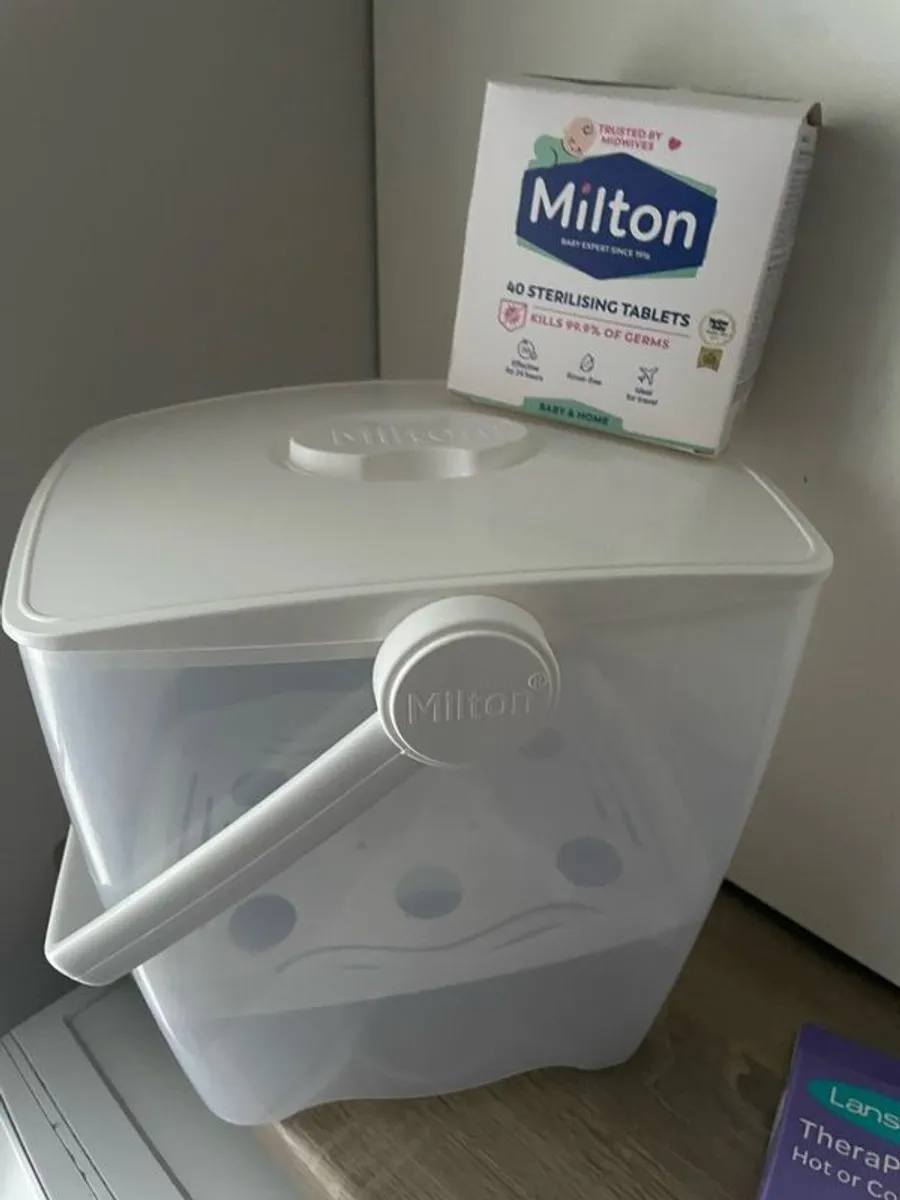 Medela breast pump and accessories bundle. - Image 3