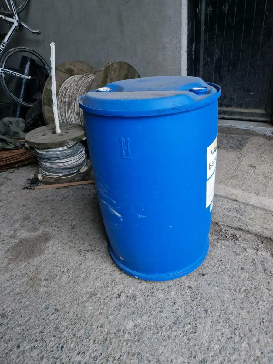 Blue barrels - Image 1