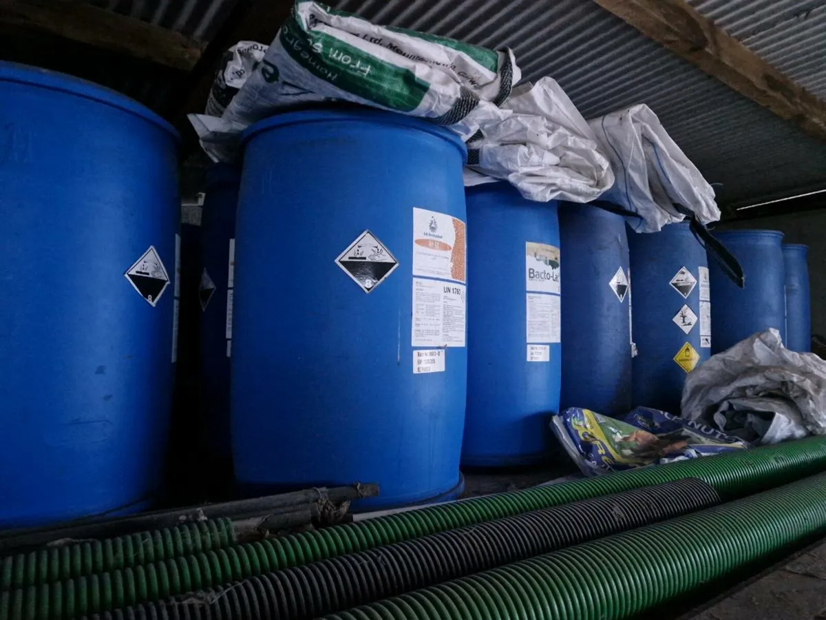 Blue barrels - Image 2