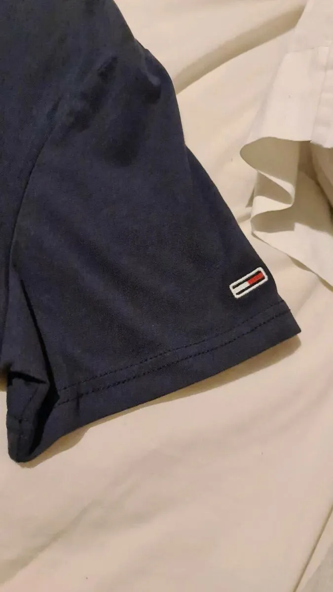 Tommy hilfiger t shirt medium - Image 2