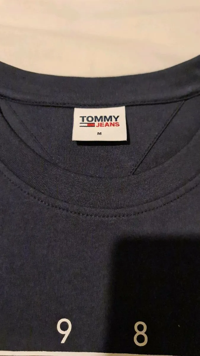 Tommy hilfiger t shirt medium - Image 3