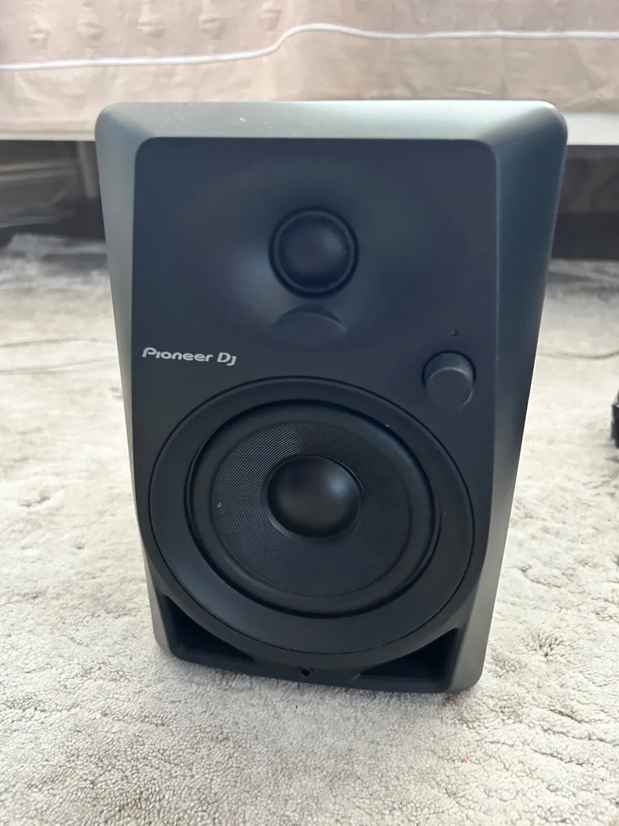 Pioneer DDJ 200, 2 DM-40 speakers and headphones - Image 2