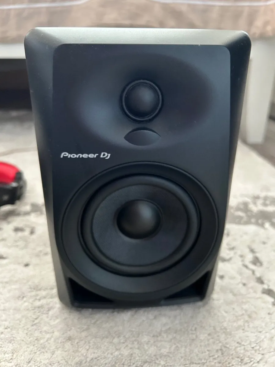 Pioneer DDJ 200, 2 DM-40 speakers and headphones - Image 3